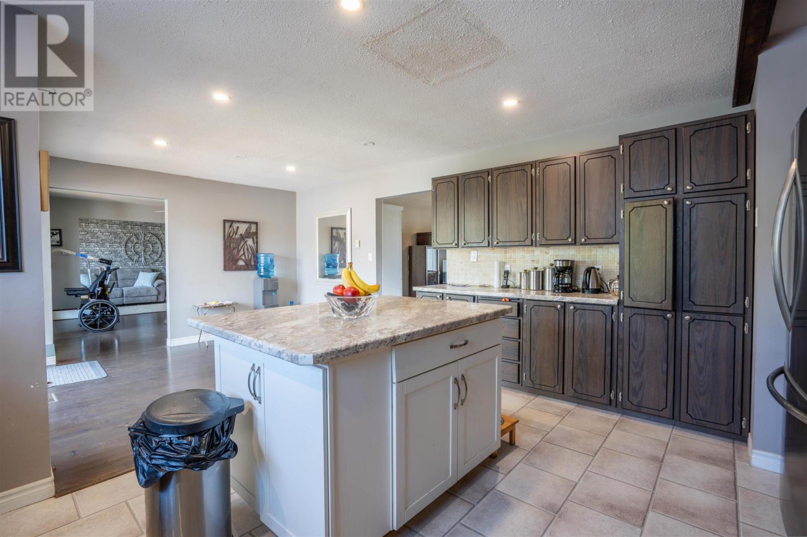 3810 Queen ST E - 10