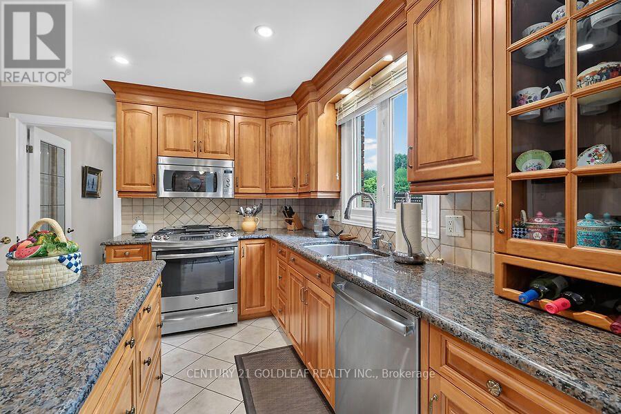 2011 HOLLYBROOK CRESCENT - 12