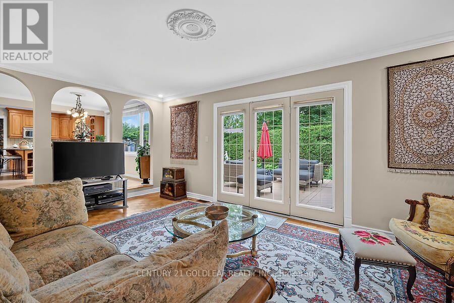 2011 HOLLYBROOK CRESCENT - 16