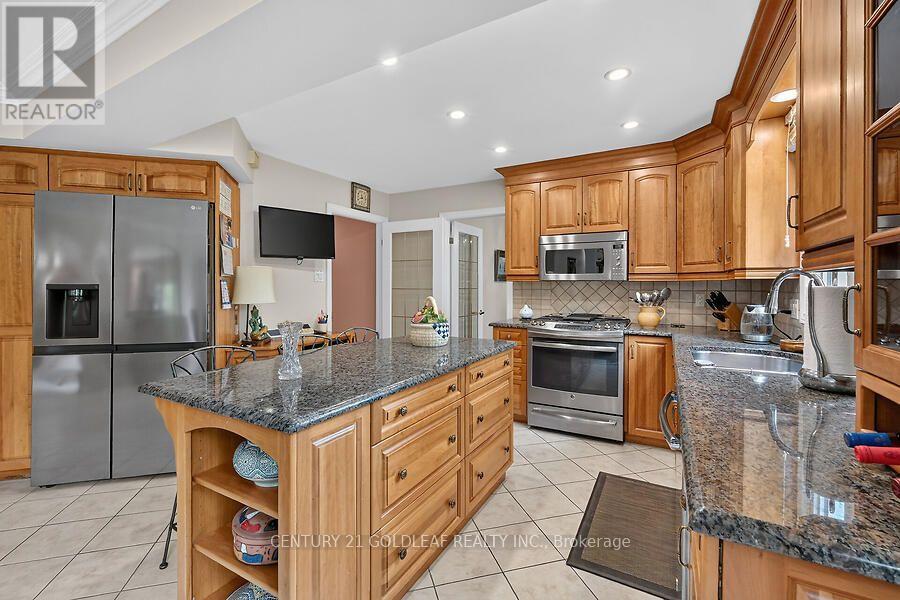 2011 HOLLYBROOK CRESCENT - 14