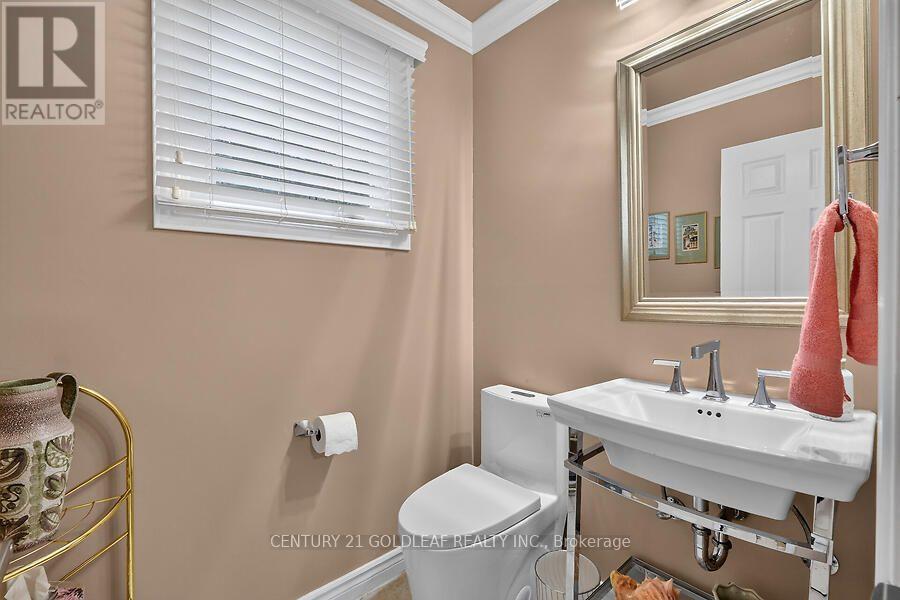 2011 HOLLYBROOK CRESCENT - 19