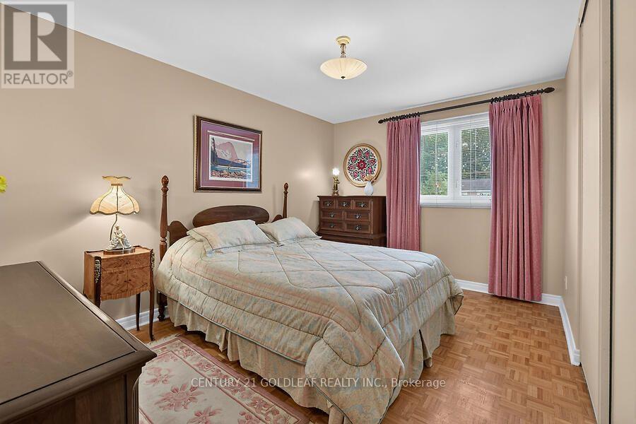 2011 HOLLYBROOK CRESCENT - 24