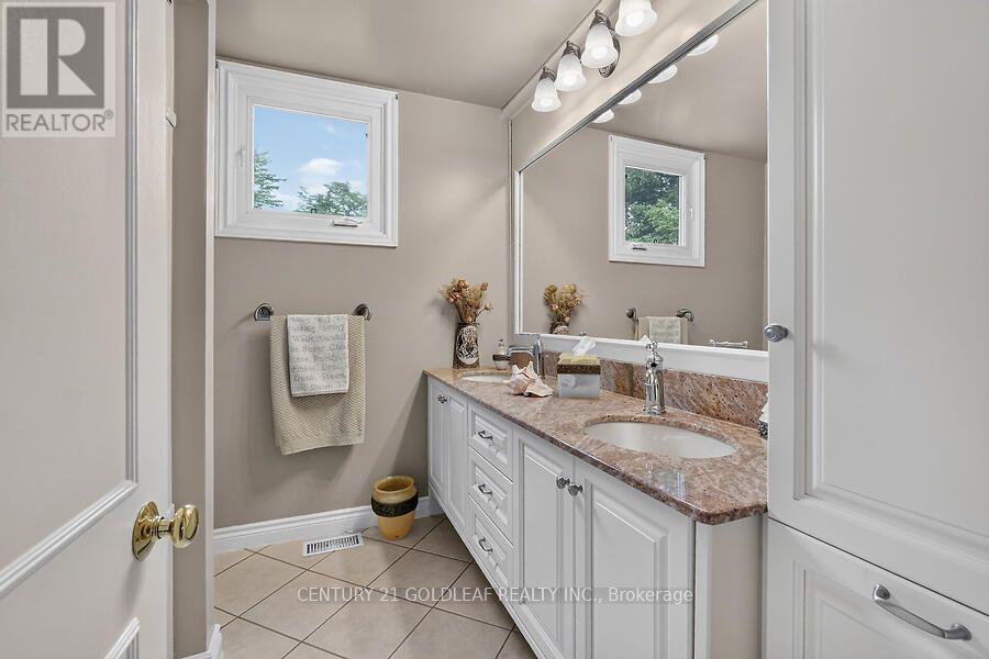 2011 HOLLYBROOK CRESCENT - 27