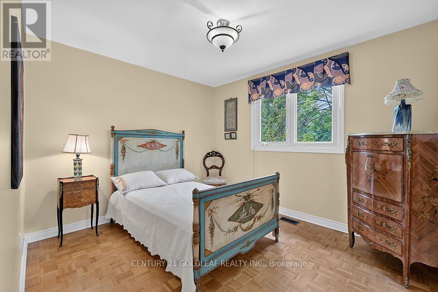 2011 HOLLYBROOK CRESCENT - 26