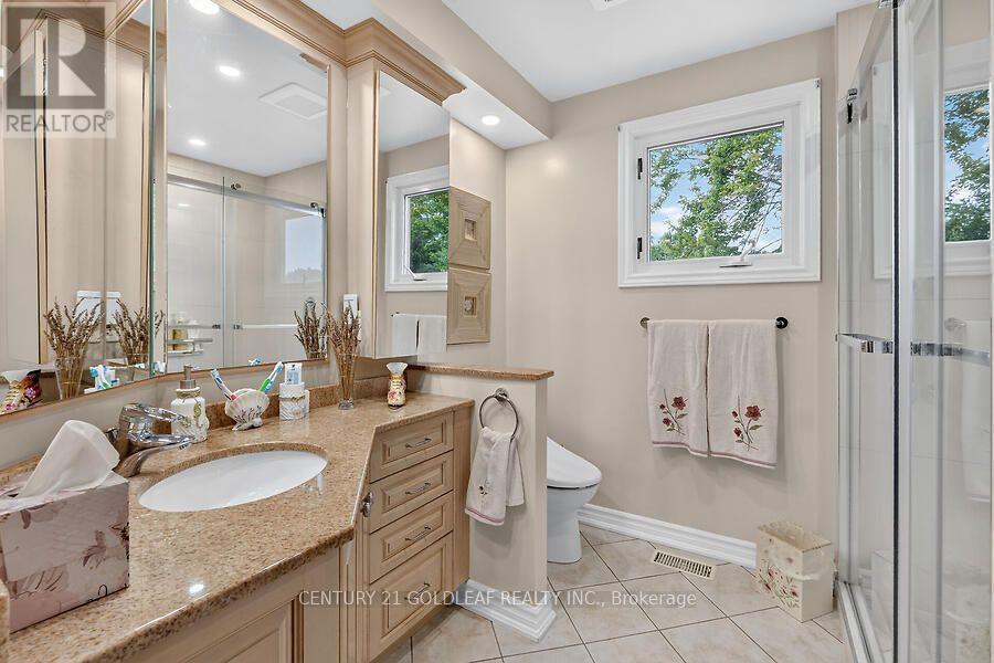 2011 HOLLYBROOK CRESCENT - 32