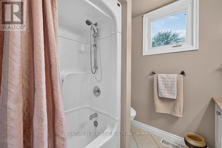 2011 HOLLYBROOK CRESCENT - 28