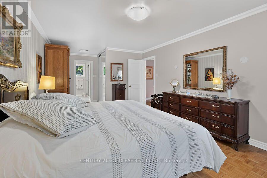2011 HOLLYBROOK CRESCENT - 31