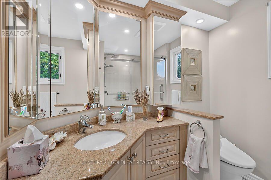 2011 HOLLYBROOK CRESCENT - 33