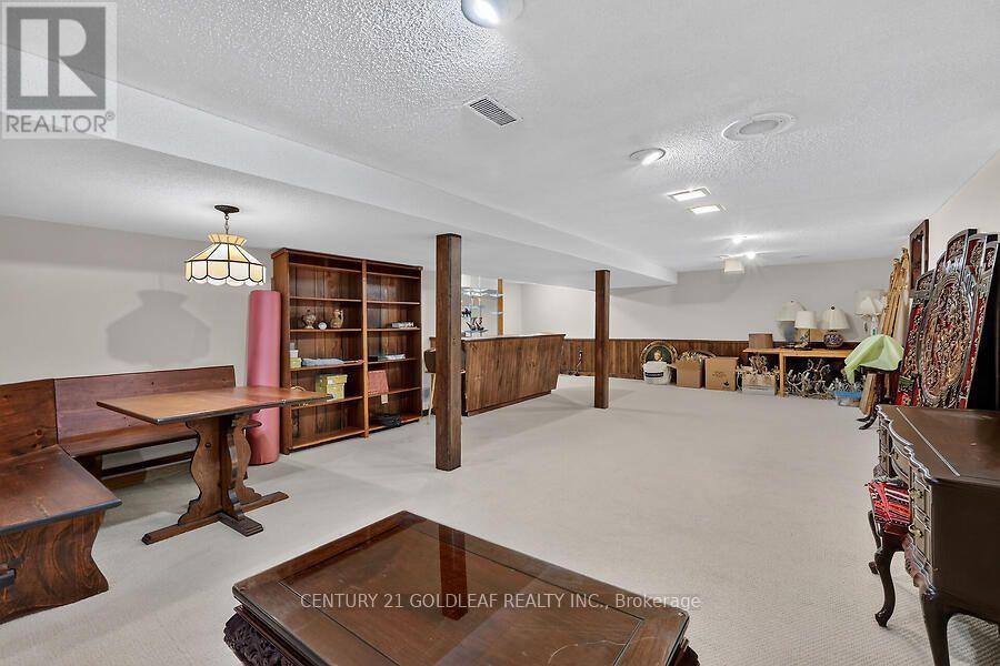 2011 HOLLYBROOK CRESCENT - 37