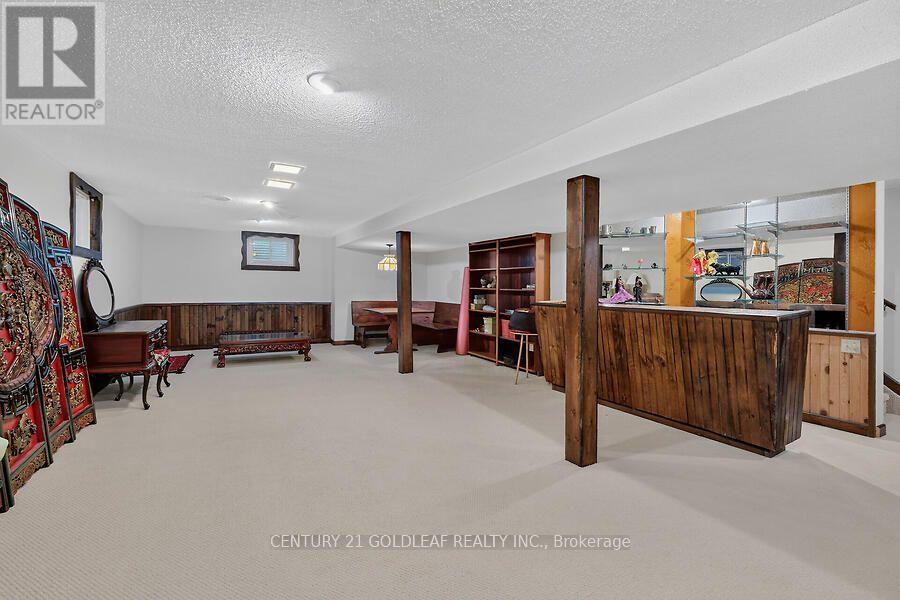 2011 HOLLYBROOK CRESCENT - 35