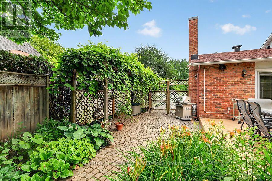 2011 HOLLYBROOK CRESCENT - 42