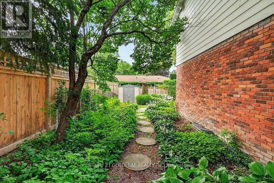 2011 HOLLYBROOK CRESCENT - 43