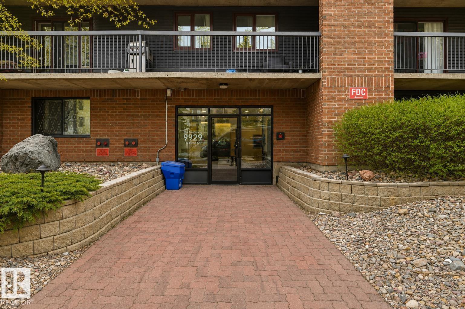 #1003 9929 113 ST NW NW - 32