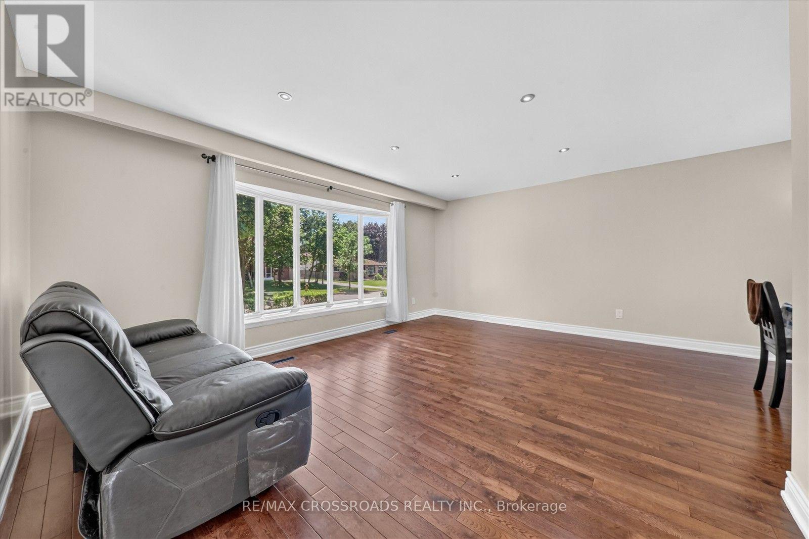 10 GILLBANK CRESCENT S - 13