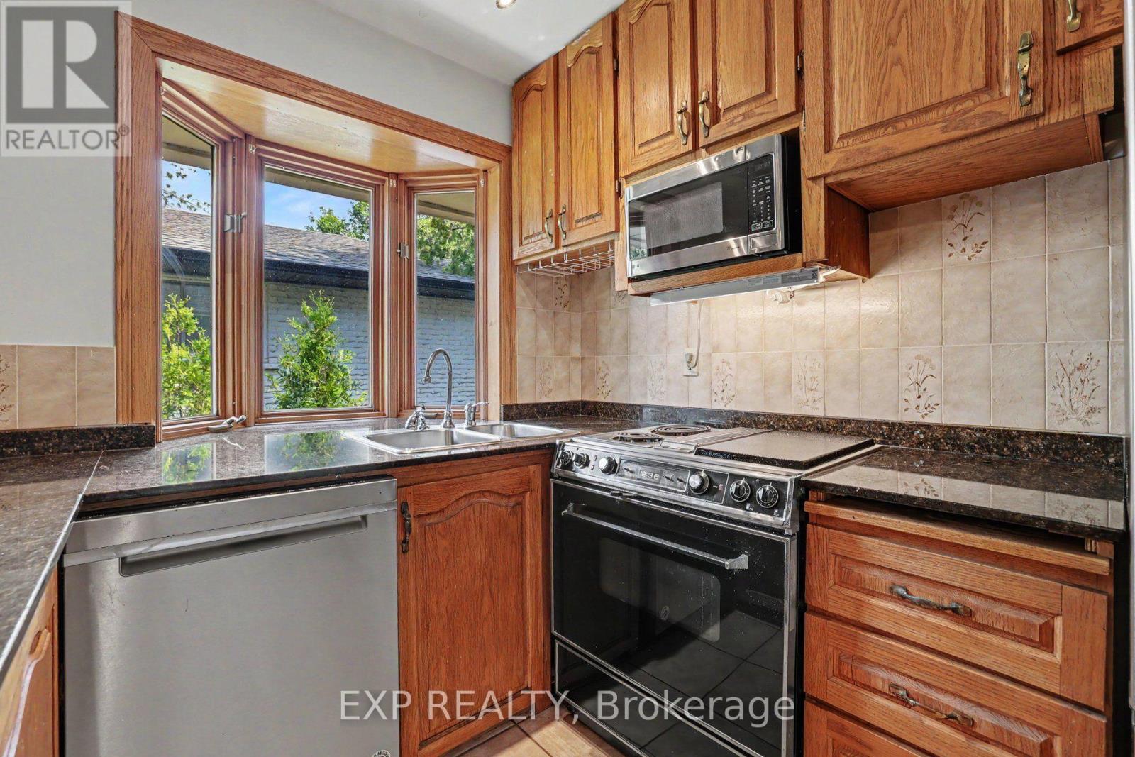 16 ELMSLEY CRESCENT - 13