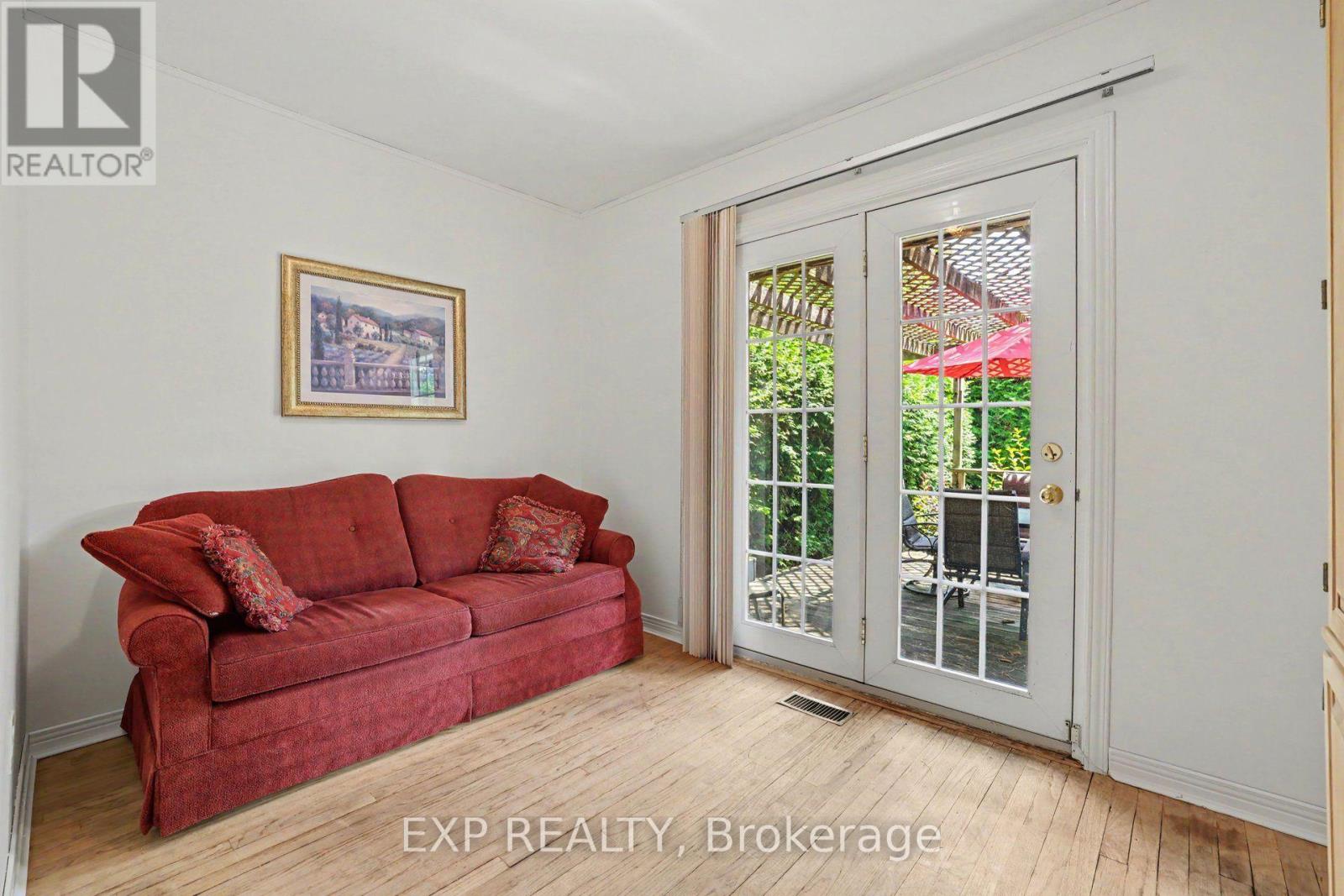 16 ELMSLEY CRESCENT - 15