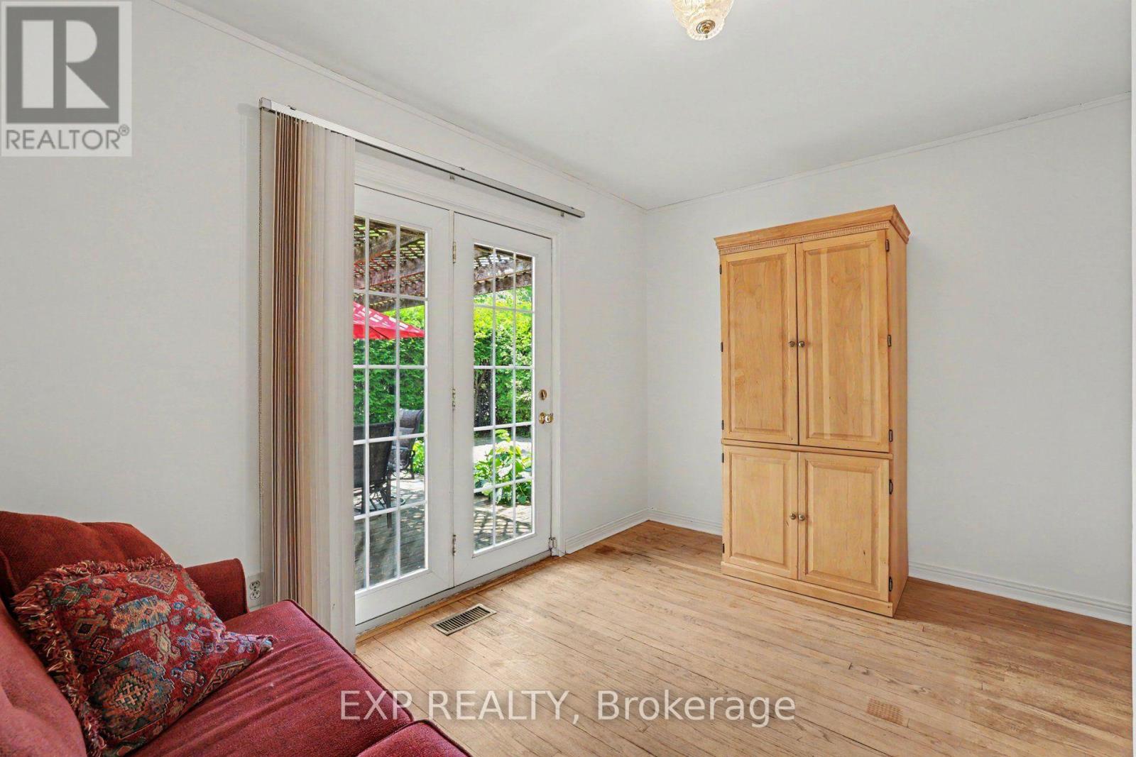 16 ELMSLEY CRESCENT - 16