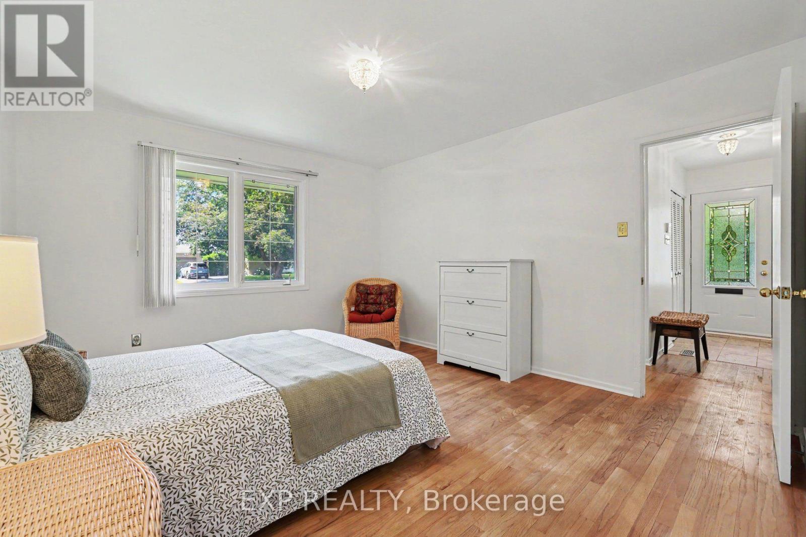 16 ELMSLEY CRESCENT - 18