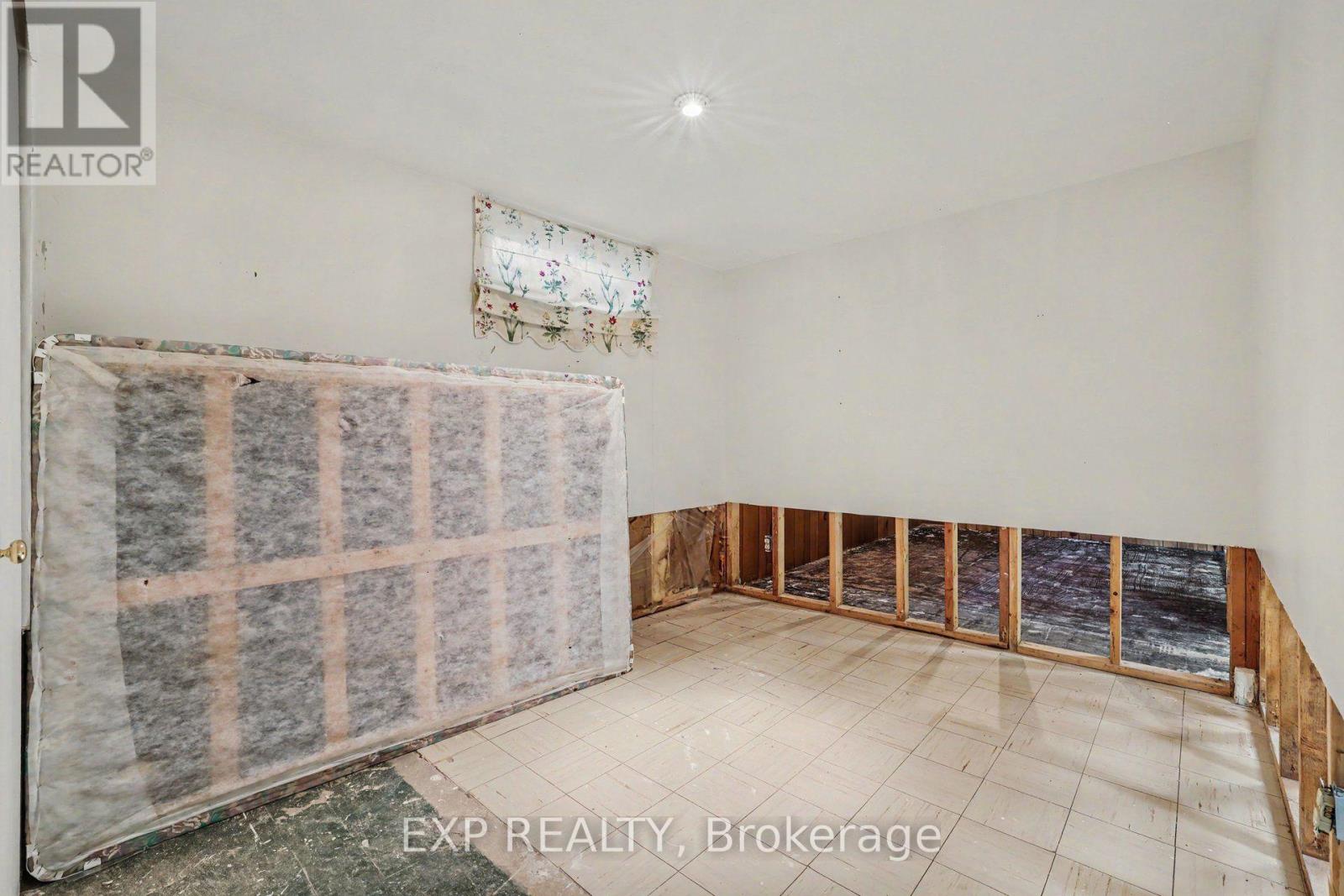 16 ELMSLEY CRESCENT - 25