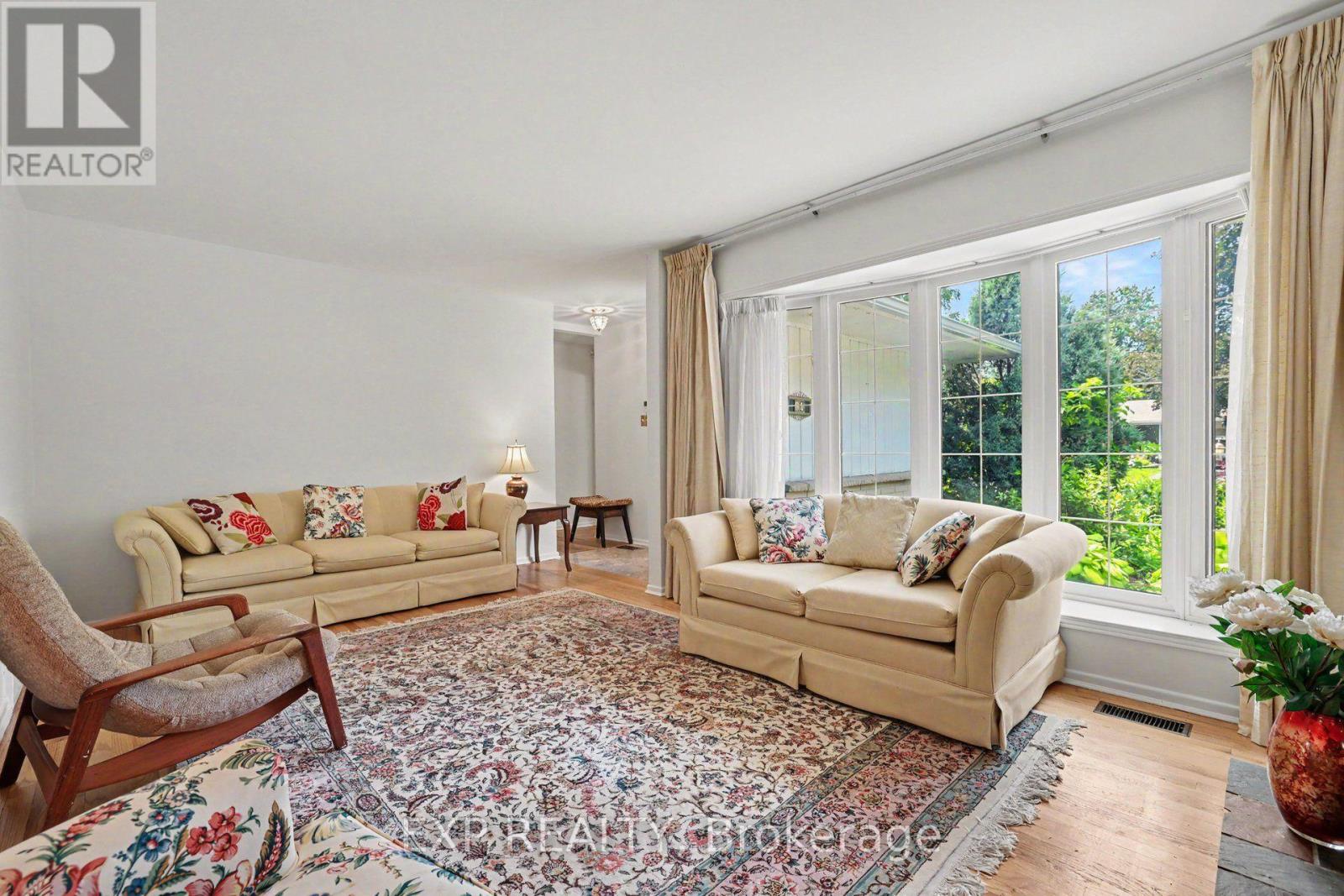 16 ELMSLEY CRESCENT - 7