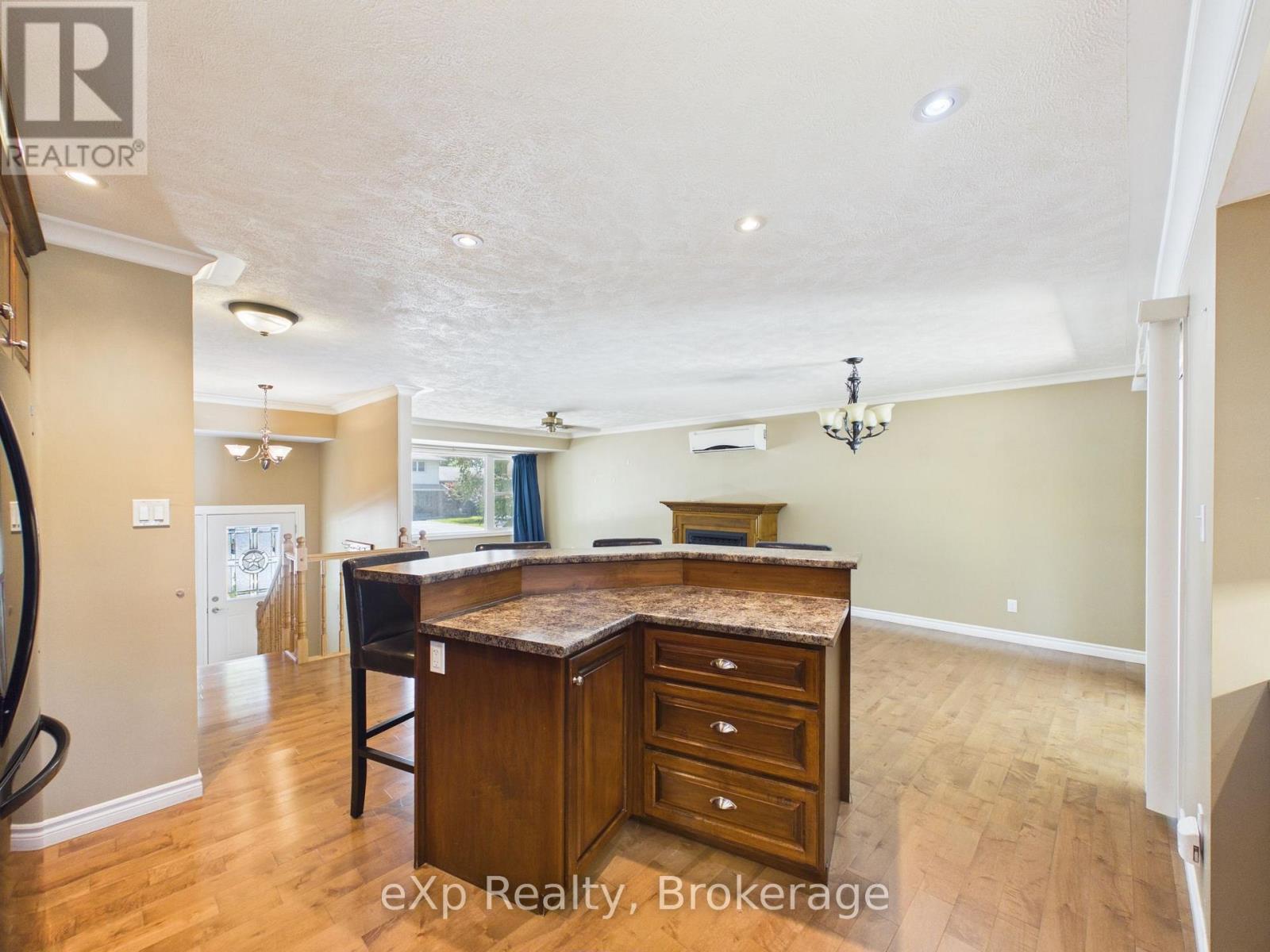 1024 WELLINGTON STREET - 10