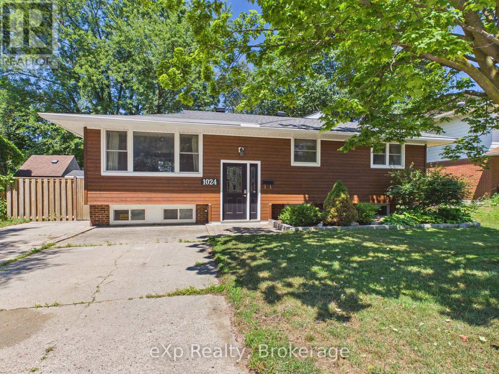 1024 WELLINGTON STREET - 1