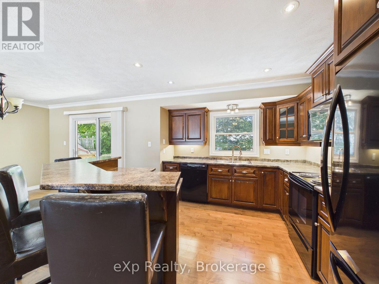 1024 WELLINGTON STREET - 9