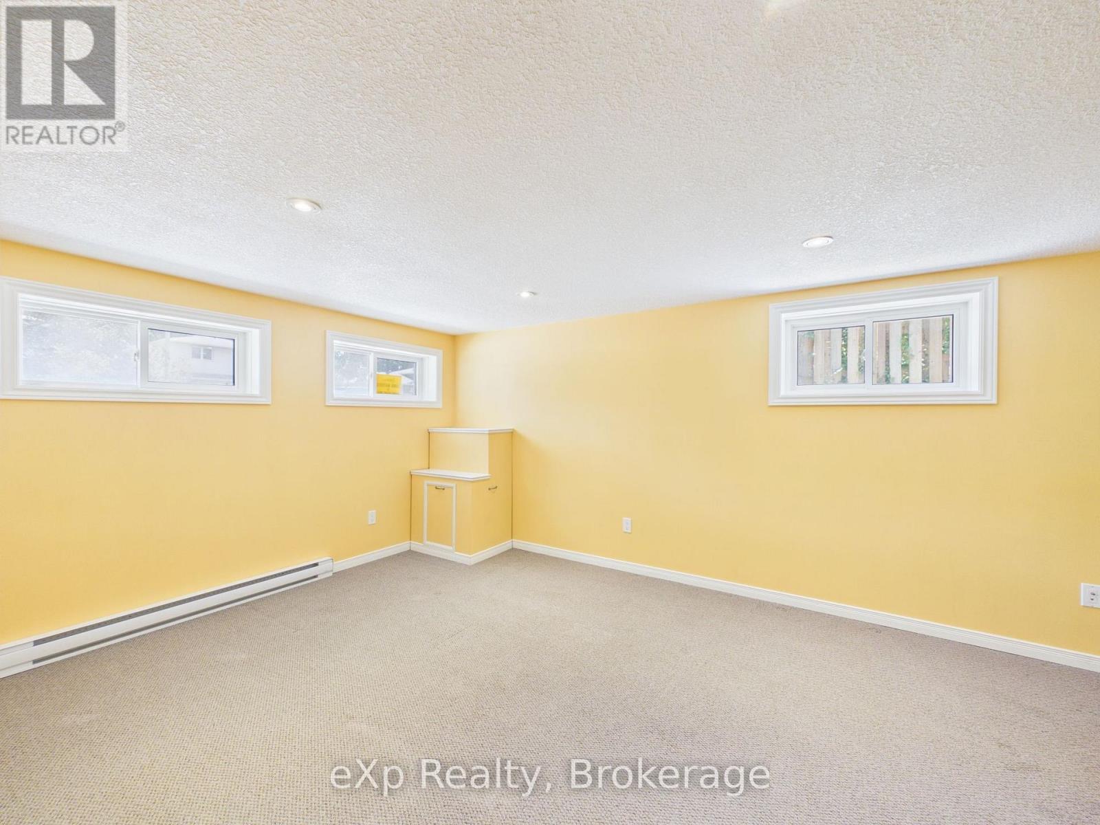 1024 WELLINGTON STREET - 21