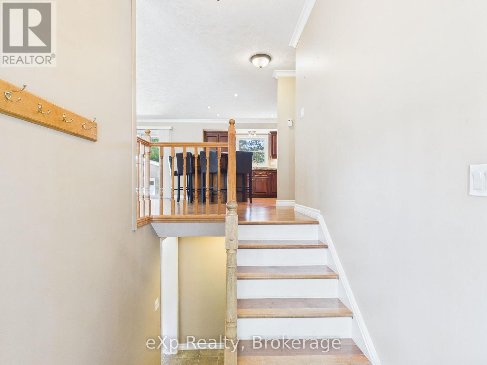 1024 WELLINGTON STREET - 6