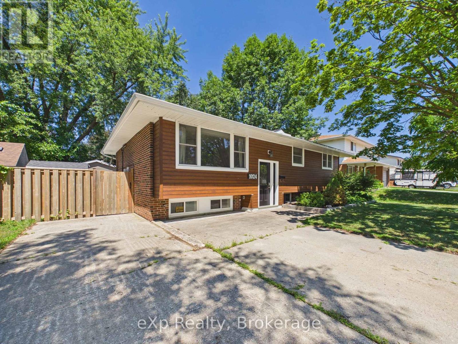 1024 WELLINGTON STREET - 3