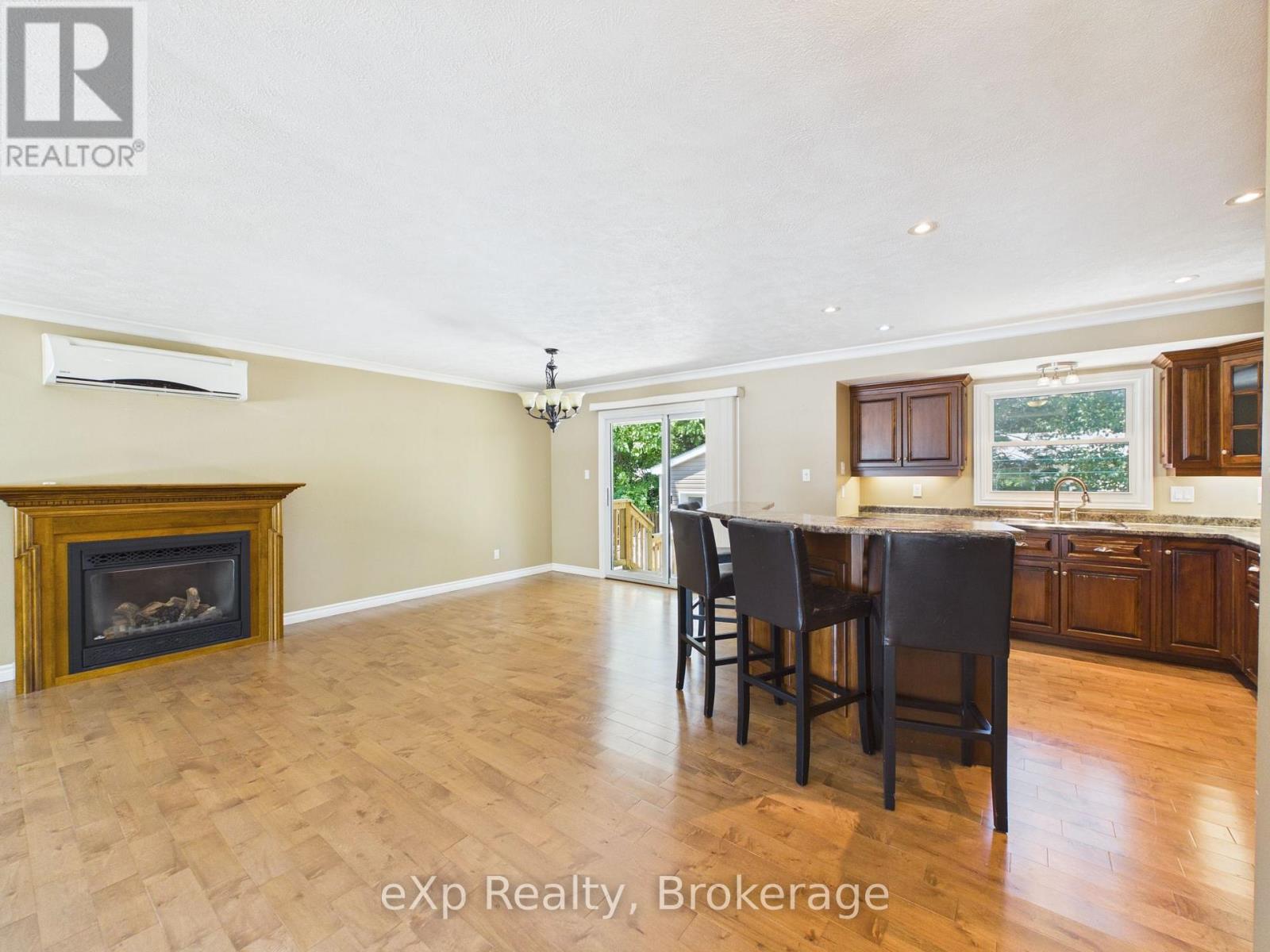 1024 WELLINGTON STREET - 7