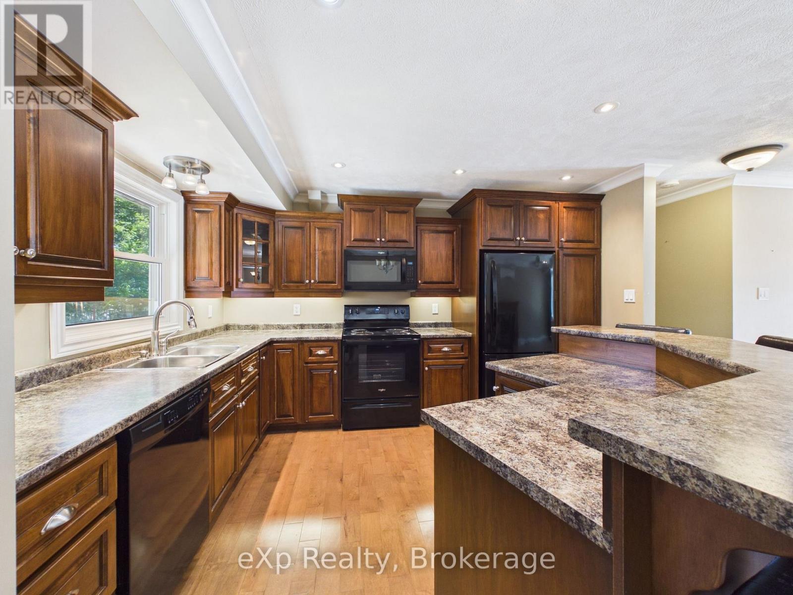 1024 WELLINGTON STREET - 8