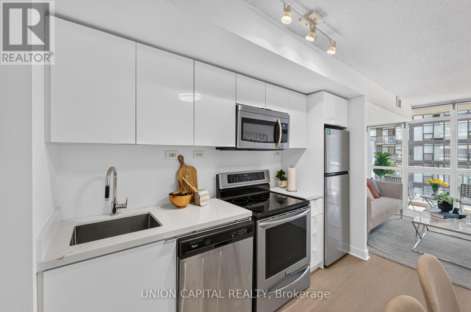 #551 10 CAPREOL COURT - 14