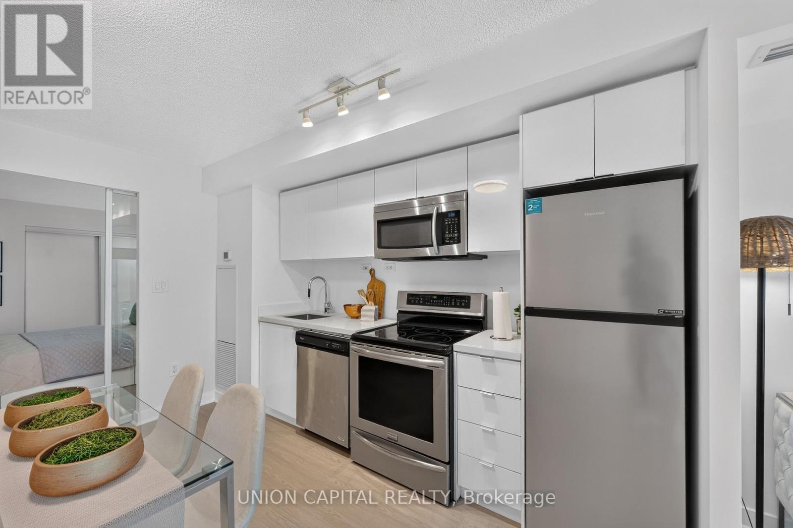 #551 10 CAPREOL COURT - 15