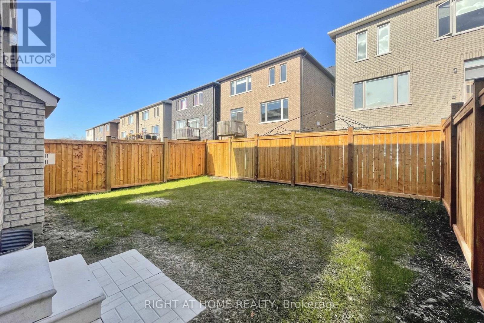 60 FALCONRIDGE TERRACE - 27