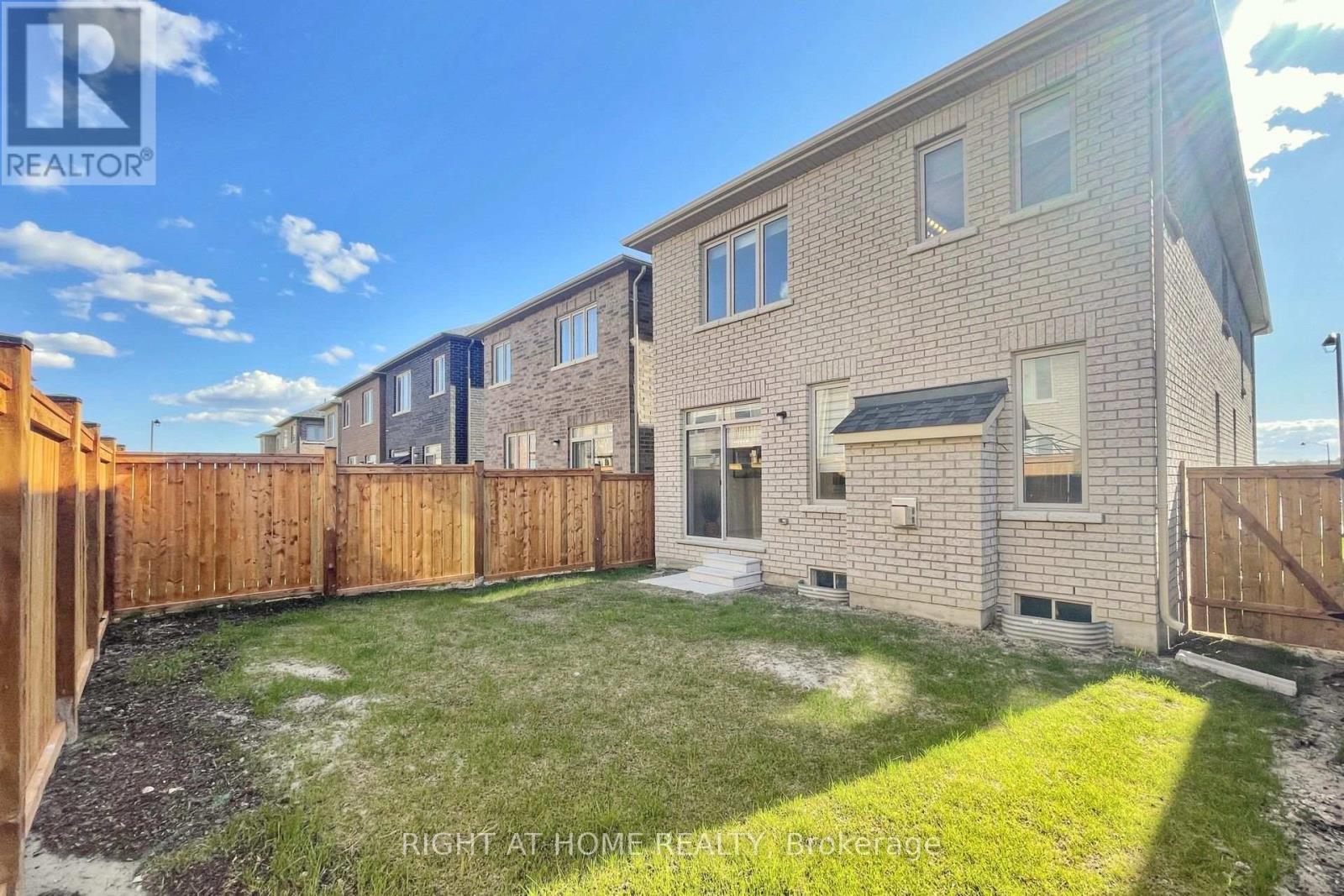 60 FALCONRIDGE TERRACE - 28