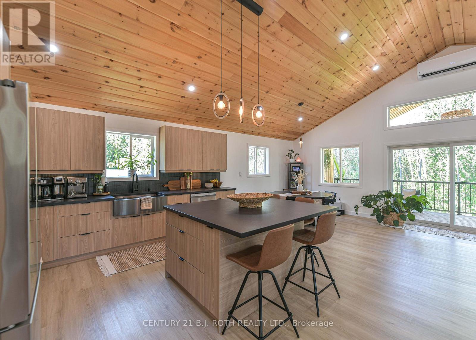 3332 QUETTON STREET - 18