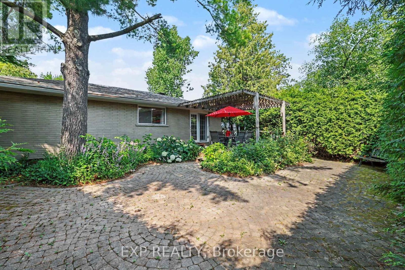 16 ELMSLEY CRESCENT - 32
