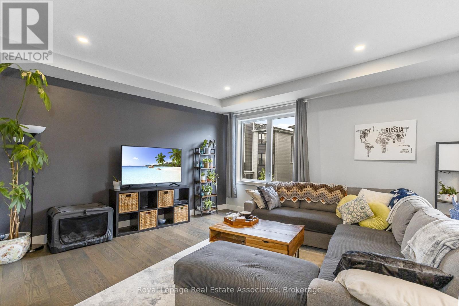 #16 177 EDGEVALLEY ROAD - 19