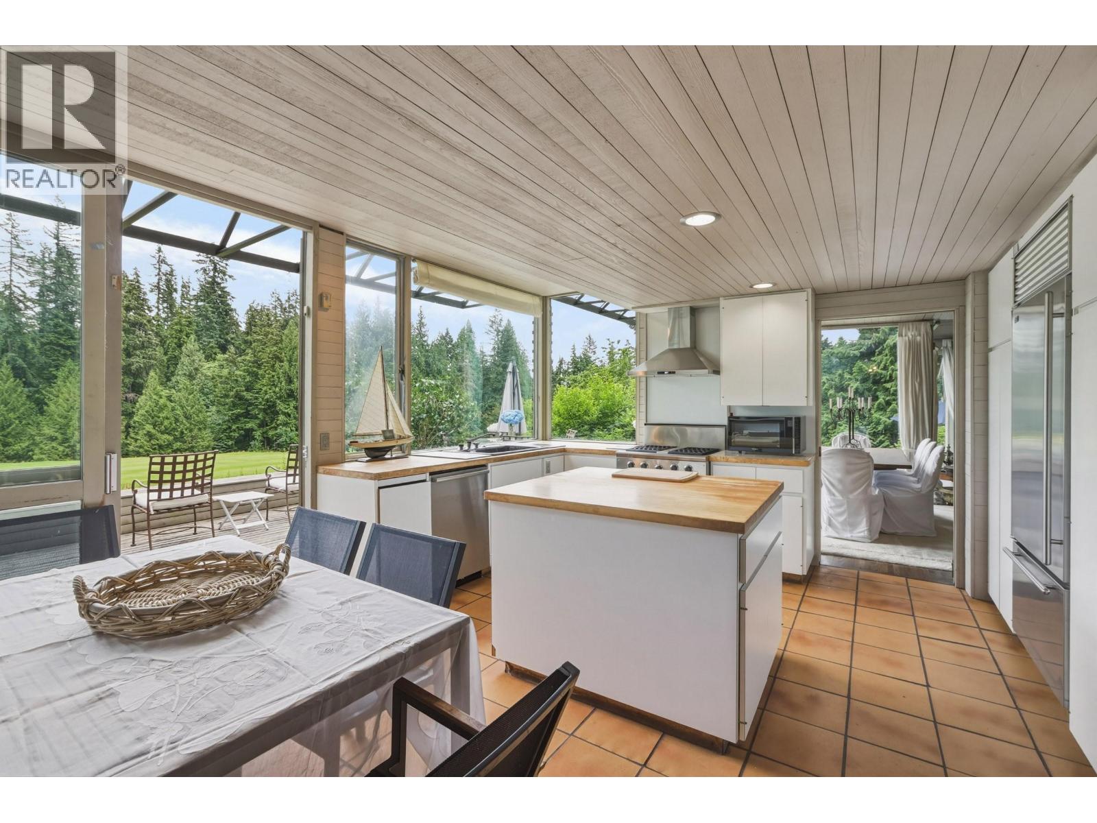 460 SOUTHBOROUGH DRIVE, West Vancouver