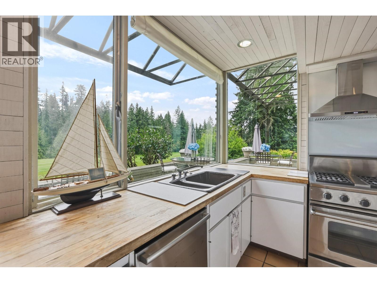460 SOUTHBOROUGH DRIVE, West Vancouver