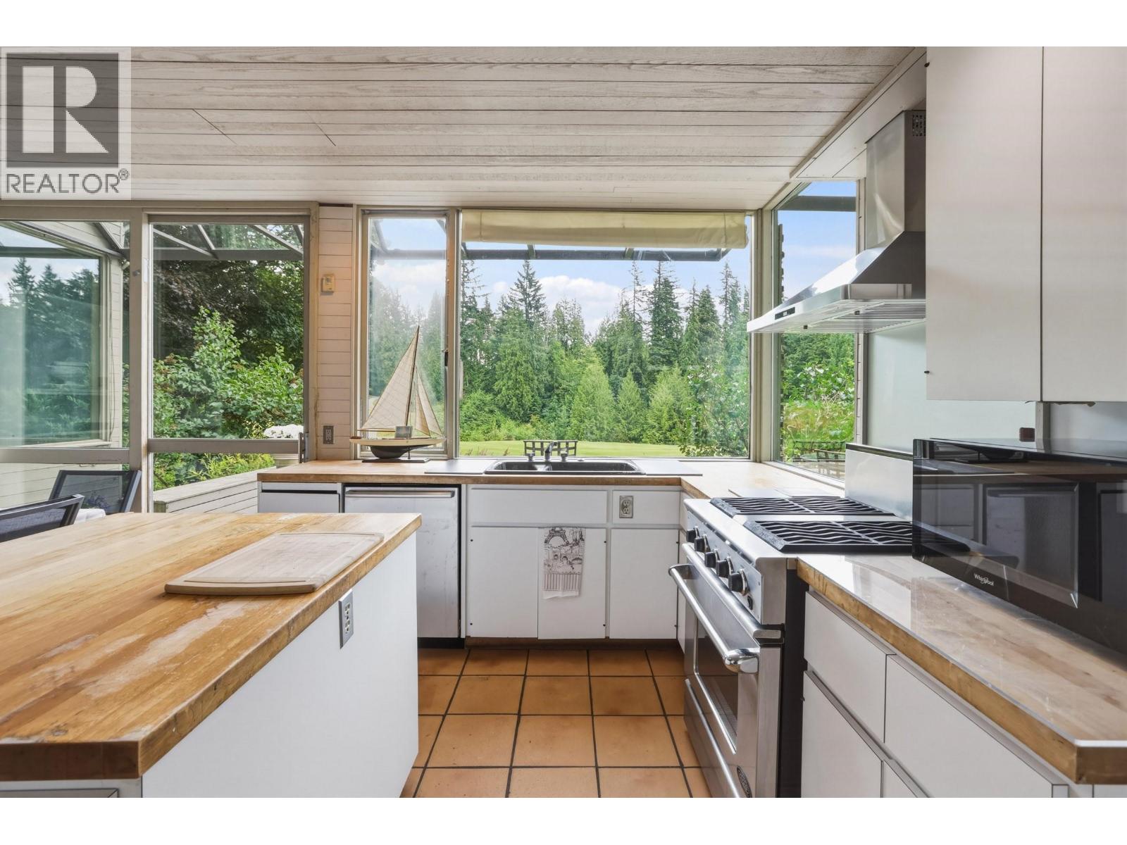 460 SOUTHBOROUGH DRIVE, West Vancouver