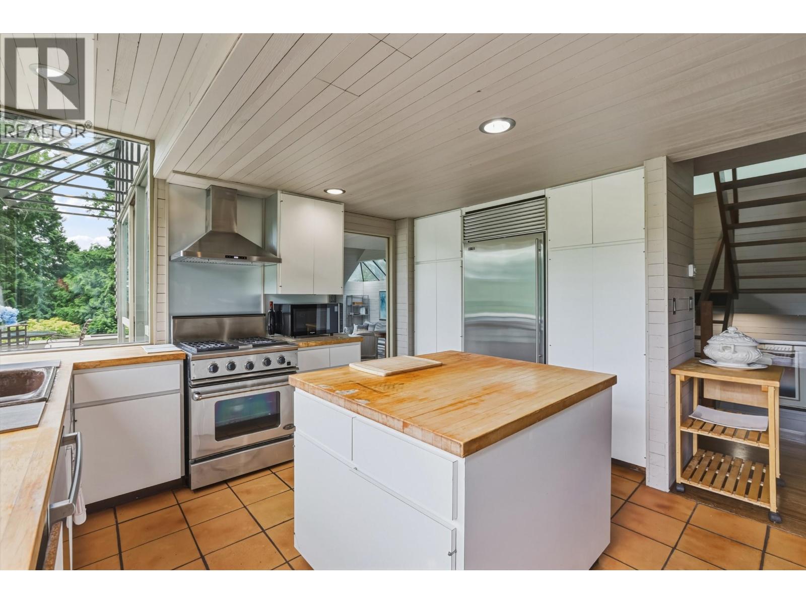 460 SOUTHBOROUGH DRIVE, West Vancouver