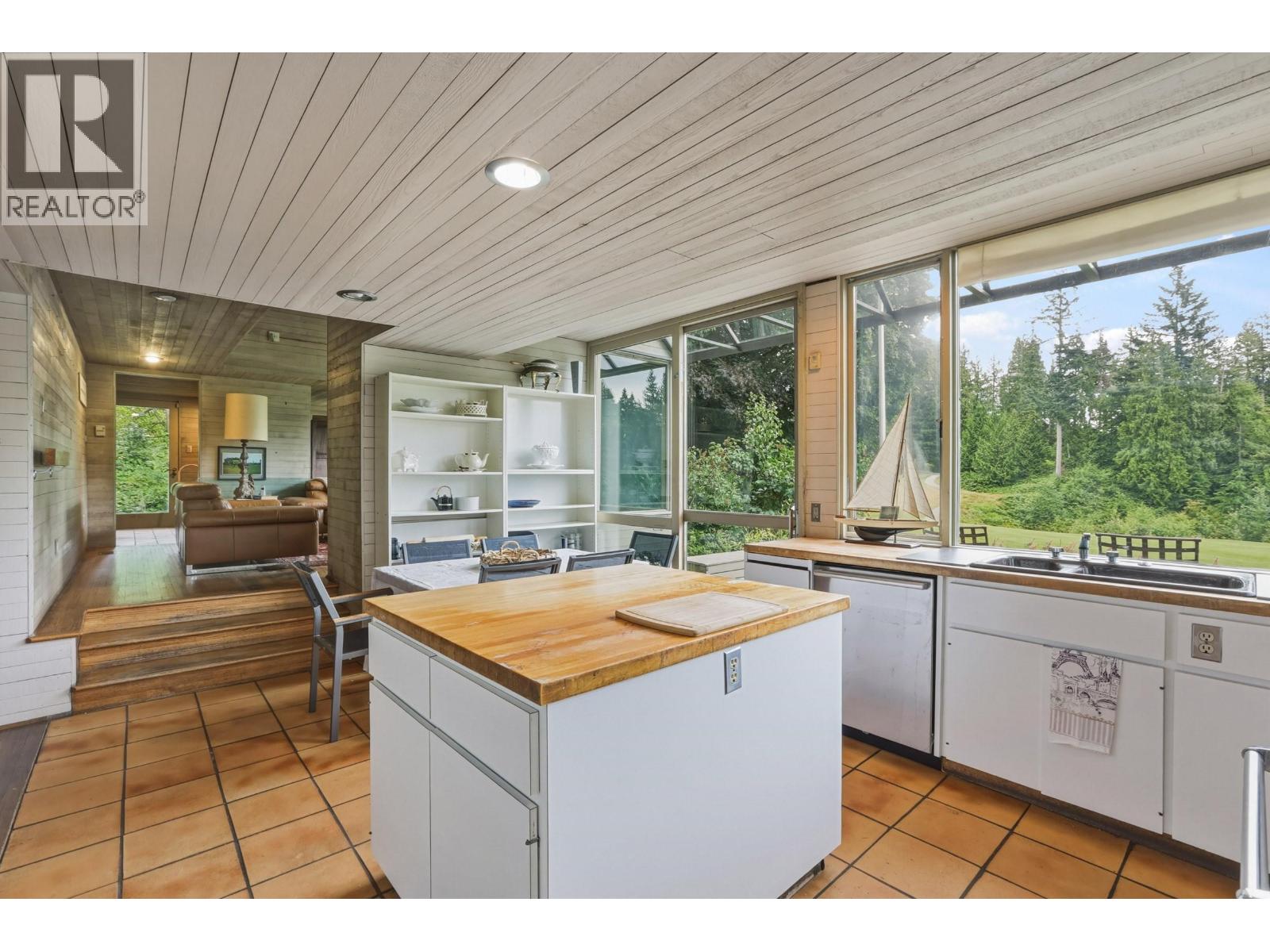 460 SOUTHBOROUGH DRIVE, West Vancouver