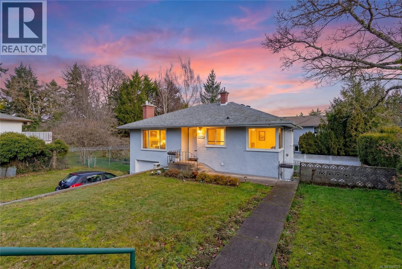 4121 Quadra St - 40