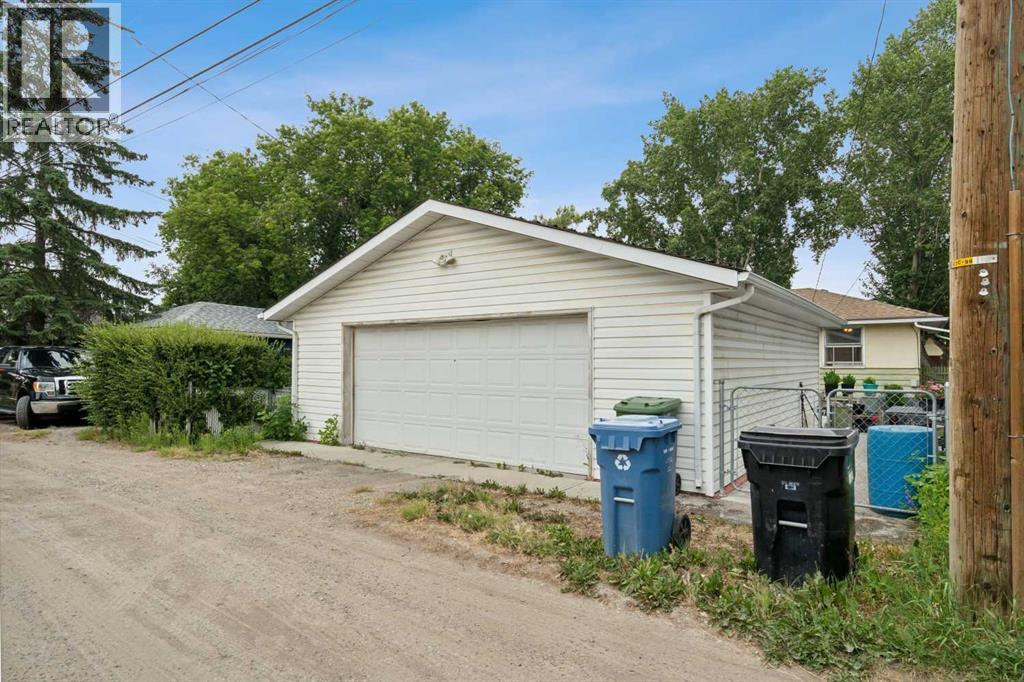2029 Mountview Crescent NE - 32