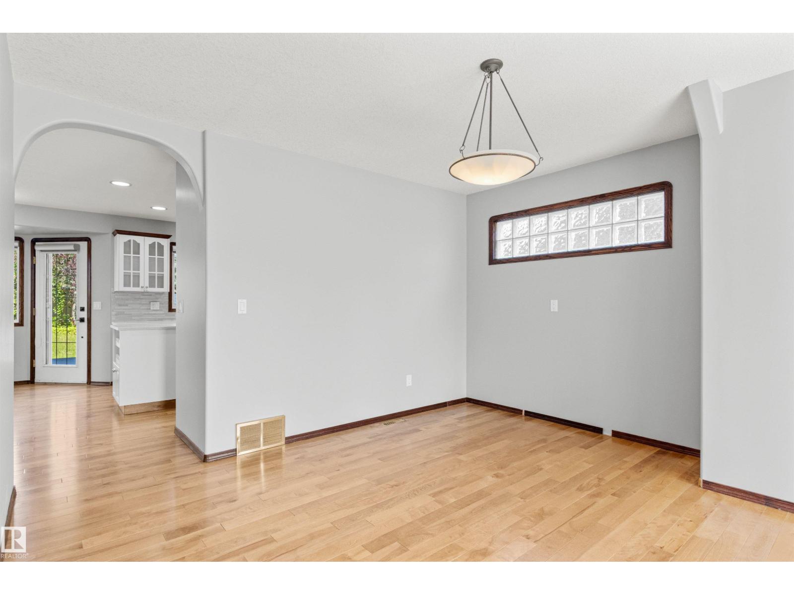 6 OAKRIDGE DR S - 11