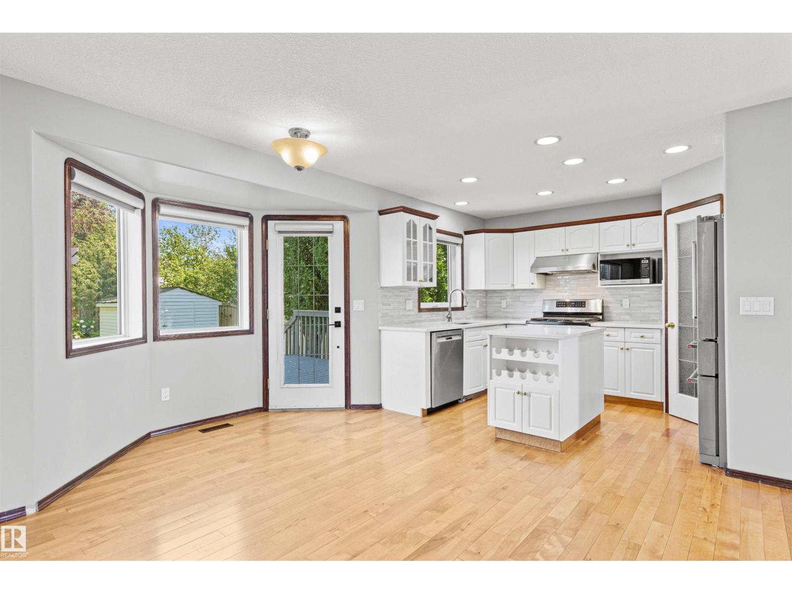 6 OAKRIDGE DR S - 13
