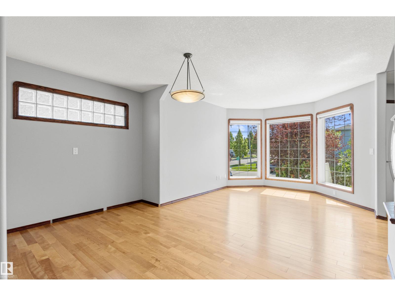 6 OAKRIDGE DR S - 8