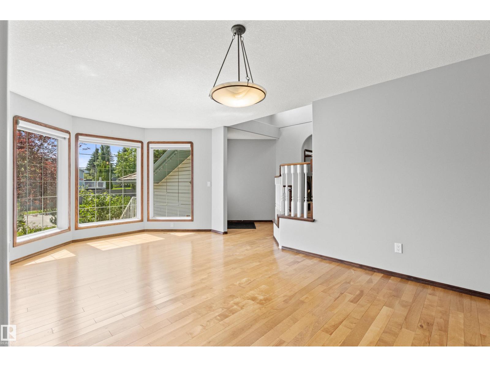 6 OAKRIDGE DR S - 9